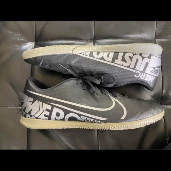 Men’s size 11Nike indoor soccer shoes - Picture 2 of 9